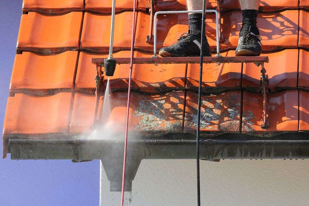 Reinigen van de dakpannen in 0255