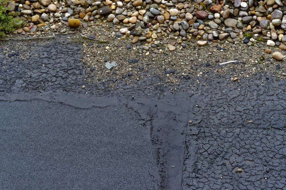 Scheur in het bitumen dak in IJmuiden